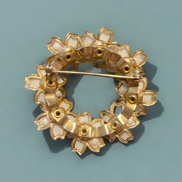 1950's White Flower Wreath - Picture 3 of 3